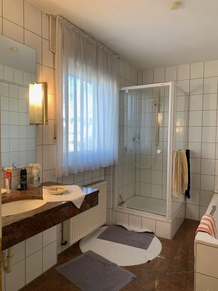 Ansicht Badezimmer im OG mit Wanne und Dusche