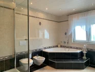 Ansicht Badezimmer im OG mit Wanne und Dusche