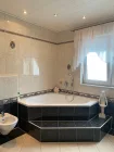 Ansicht Badezimmer im OG mit Wanne und Dusche