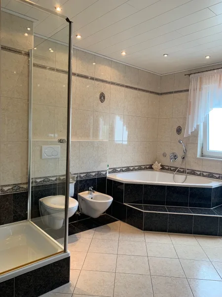 Ansicht Badezimmer im OG mit Wanne und Dusche