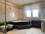 Ansicht Badezimmer im OG mit Wanne und Dusche