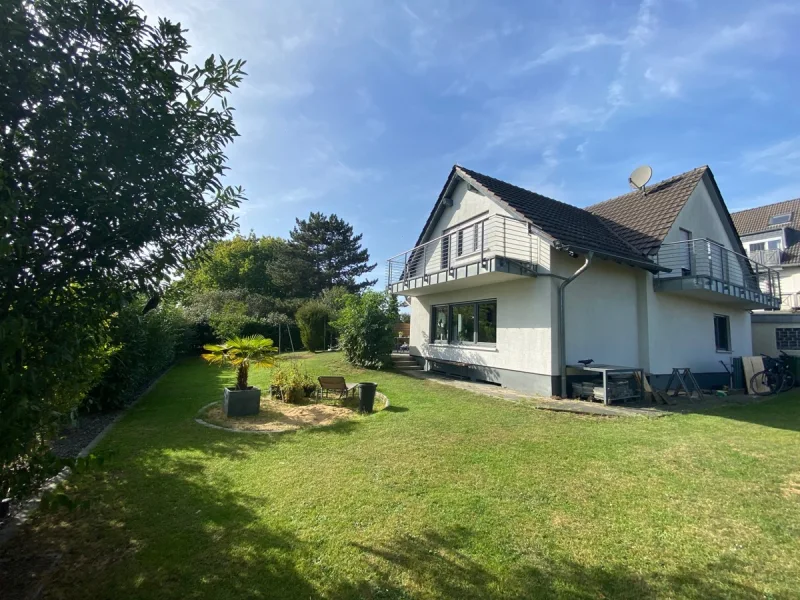 Ansicht Haus mit Grundstück - Haus mieten in Sankt Augustin - SANKT AUGUSTIN, freistehendes Haus. mit ca. 150 m² Wfl. , Terrasse, Garten, Keller Garage