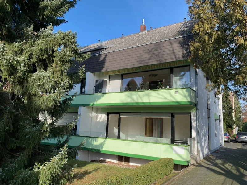 Ansicht mit Balkon - Wohnung mieten in Bonn / Holzlar - BONN HOLZLAR, schönes Apptm. im Erdgeschoss im Mehrfam.Haus, ca. 42 m² Wfl, Balkon, Stellpl., Keller