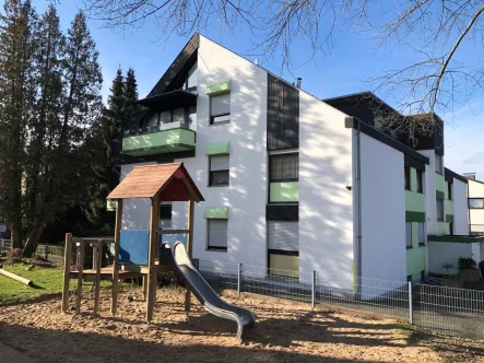 Ansicht Haus - Wohnung mieten in Bonn / Holzlar - BONN HOLZLAR, schönes Apptm. im Erdgeschoss im Mehrfam.Haus, ca. 42 m² Wfl, Balkon, Stellpl., Keller