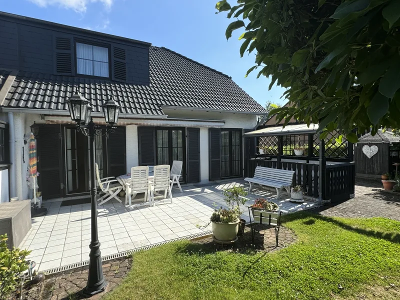 Rückansicht mit Terrasse - Haus kaufen in Sankt Augustin - SANKT AUGUSTIN in top Lage, gepflegte DHH, ca.197 m² WNfl. 5-6 Zi., ca. 400 m² GrSt., Keller, Garage