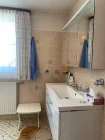 Ansicht Badezimmer mit Wanne und Dusche