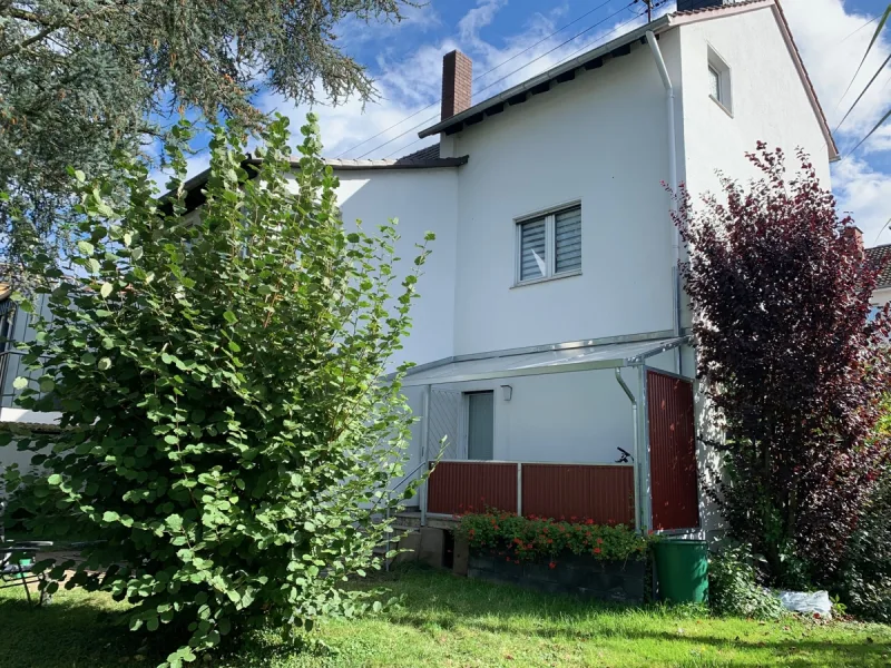 Ansicht mit Garten - Wohnung mieten in Sankt Augustin / Niederpleis - SANKT AUGUSTIN, schöne 2-Zimmer-Wohnung mit heller Küche, 58 m² Wfl., großer Balkon -voll möbliert-