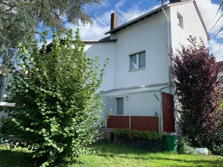 Ansicht mit Garten - Wohnung mieten in Sankt Augustin / Niederpleis - SANKT AUGUSTIN, schöne 2-Zimmer-Wohnung mit heller Küche, 58 m² Wfl., großer Balkon -voll möbliert-