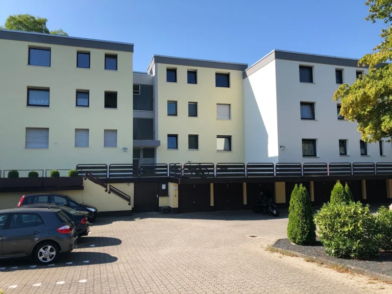 Außenansicht mit Garage - Wohnung kaufen in Sankt Augustin - SANKT AUGUSTIN NIEDERBEG, helle 3-Zi ETW ca. 88 m² Wfl. Kü., Diele, Bad, GWC, Balkon, Keller, Garage