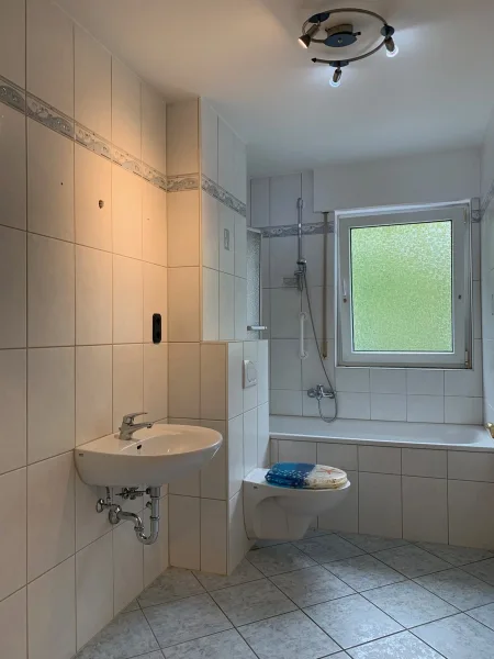 Ansicht Badezimmer mit Fenster