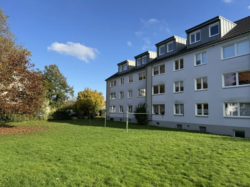 Rückansicht - Wohnung mieten in Siegburg - SIEGBURG ZANGE, 2 Zimmer-Wohnung im EG ca. 63 m² Wfl.  Diele, Bad, Balkon, EBK, Wasch,- Trockenraum