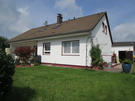 Aussenansicht hinten - Haus kaufen in Ruppichteroth - WINTERSCHEID, schönes freist. Einfamilienhaus mit ca. 200 m² WNfl. ca. 643 m² Grst., Garage, Keller