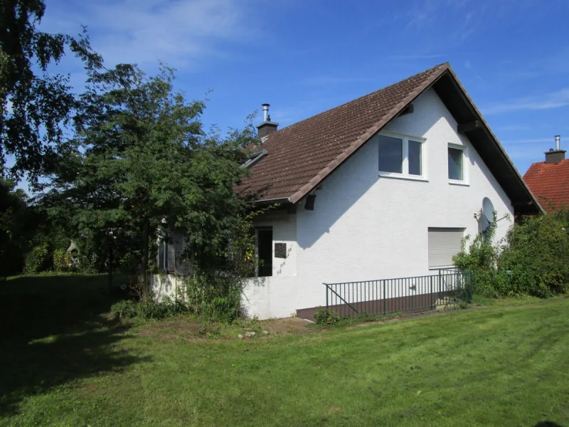 Ansicht mit seitlichem Zugang - Wohnung mieten in Sankt Augustin-Schmerbroich - SANKT AUGUSTIN in top Lage, kleine Einliegerwohnung 1 Zimmer mit Küche im freist. EFH ca 26 m² WNfl.