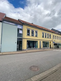 Wohn- und Geschäfthaus - Zinshaus/Renditeobjekt kaufen in Illingen - Entwicklungsfähiges Wohn- und Geschäftshaus in zentraler Lage