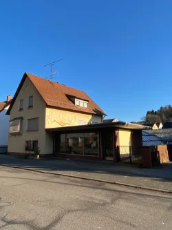 Front - Haus kaufen in Zweibrücken / Oberauerbach - Freistehendes Haus + separate Wohnung, Garage und Grundstück