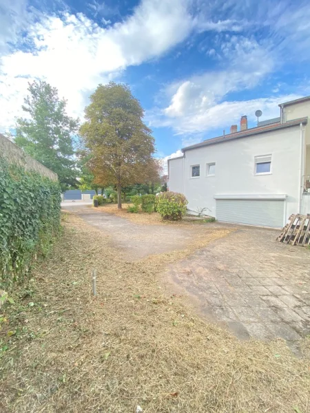 Hof mit Grundstück - Haus kaufen in St. Ingbert - Saniertes Mehrfamilienhaus in zentraler City-Lage von St. Ingbert