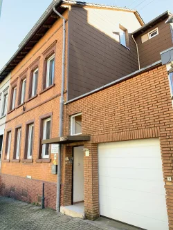 Frontansicht - Haus kaufen in Riegelsberg - Teilsaniertes Mehrfamilienhaus mit 3 Wohnungen, bereits Teileigentum gebildet