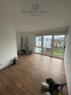Wohnbereich - Wohnung kaufen in Saarbrücken - Komplett renovierte 2 ZKB-Wohnung mit Stellplatz + Kellerraum