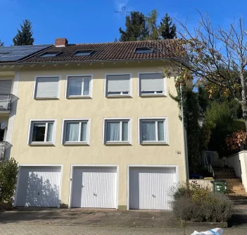 Ansicht - Wohnung kaufen in Saarbrücken / Rodenhof - Renovierte 3-ZKB mit Garage und privatem Garten am Eurobahnhof