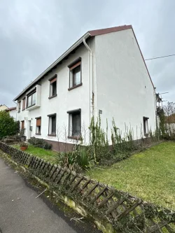 Gebäude  - Haus kaufen in Saarbrücken / Klarenthal - Vollvermietetes Mehrfamilienhaus + Bungalow in Klarenthal