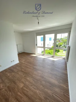 Wohnzimmer - Wohnung kaufen in Saarbrücken - Komplett renovierte 2 ZKB-Wohnung mit Stellplatz + Kellerraum