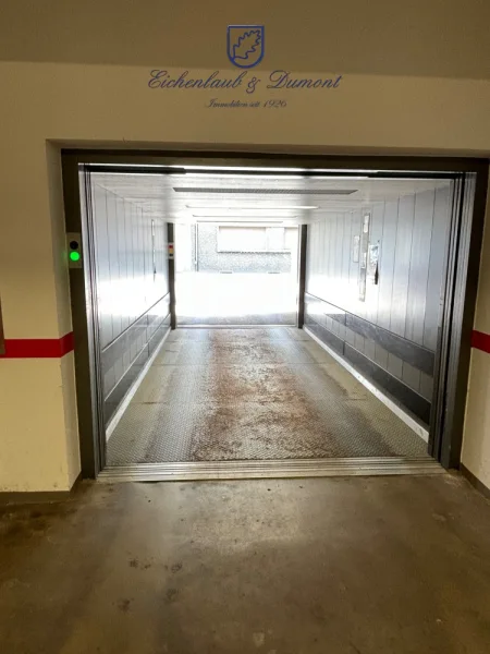 Einfahrt zur Garage im EG