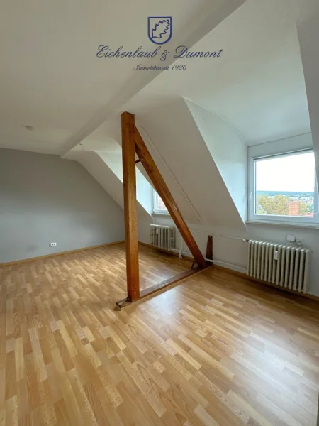 Wohnzimmer  - Wohnung kaufen in Saarbrücken / Sankt Arnual - 4 ZKB DG Wohnung, als Maisonette ausbaubar, sofort verfügbar