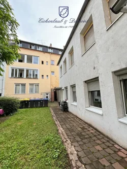 Blick zum Vorderhaus - Haus kaufen in Saarbrücken / Sankt Johann - Gepflegtes Mehrfamilienhaus mit 14 Einheiten im Nauwieser Viertel