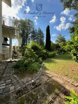 Gartenansicht  - Haus kaufen in Schwalbach - Sehr gepflegtes 2-Familienhaus mit Gartenparadies + Garage