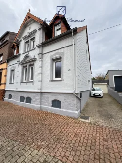 Front. mit Einfahrt und Garage - Haus kaufen in Spiesen-Elversberg / Elversberg - Saniertes Einfamilienhaus mit Garten und Garage