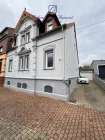 Front. mit Einfahrt und Garage