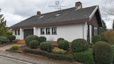 Ansicht - Haus kaufen in Riegelsberg - Freistehehendes Einfamilienhaus mit ELW und 2 Garagen in Top-Lage von Riegelsberg