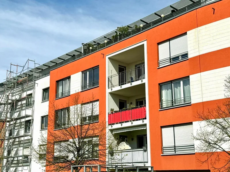 Strassenansicht - Wohnung kaufen in Köln - Moderne Eigentumswohnung mit 4 Zimmer 2 Bädern 2 Balkonen und TG Platz in schöner Lage von Köln-Kalk