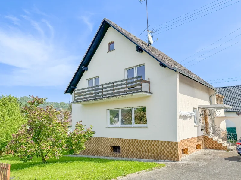 Außenansicht - Haus kaufen in Hennef - Freistehendes Einfamilienhaus mit großer Garage in ruhiger Lage von 53773 Hennef-Bülgenauel.