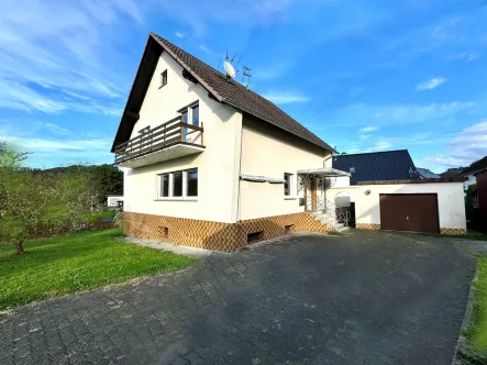 Hofansicht mit übergroßer Garage - Haus kaufen in Hennef - Naturnah ruhig  Stadtnah leben Einfamilienhaus mit gr. Garage Nähe Blankenberg 5 Min A 560