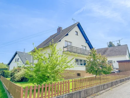 Ansicht - Haus kaufen in Hennef - Nur ca. 5 Min. zur Autobahn! gr. Einfamilienhaus mit großer Garage Nähe Blankenberg