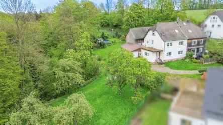 Drohnenansicht - Haus kaufen in Lohmar - Teilrenoviertes Einfamilienhaus in schöner Aussichtslage von Lohmar mit Baugrundstück von 1085 m²