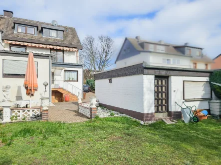 Rückansicht mit Garage - Haus kaufen in Siegburg - Ein Haus mit vielen Möglichkeiten auf schönem Areal in Süd-Westlage von Siegburg.