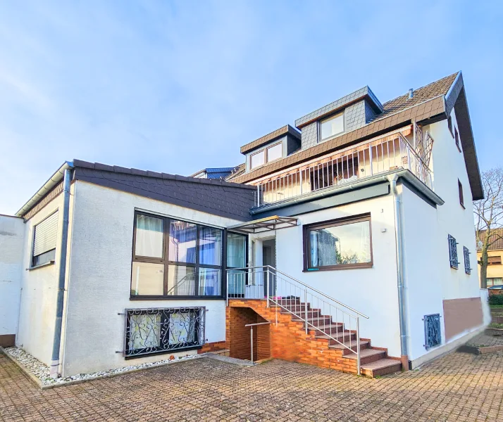 Seitenansicht - Haus kaufen in Siegburg - Zweifamilienhaus + Appartement, toller Garten, Garage uvm in  Süd-Westlage von Siegburg