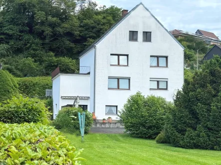 Gartenansicht nah - Haus kaufen in Neustadt/ Wied - Großzügiges Wohnhaus mit ELW in unverbaubarer Ortsrandlage - Nähe Neustadt (Wied)!