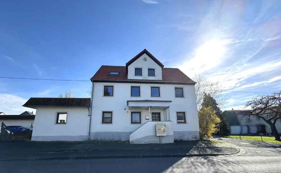 Frontansicht - Haus kaufen in Asbach - Dreifamilienhaus Nähe Asbach - Interessant für Kapitalanleger oder Eigennutzer!