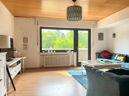 Wohnzimmer - Wohnung mieten in Königswinter - 2 Zi.-Wohnung mit Balkon und Stellplatz in exponierter Lage von 53639 Königswinter-Ittenbach