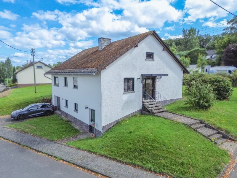 Frontansicht - Haus kaufen in Horhausen - Einladendes Einfamilienhaus mit pflegeleicht angelegtem Garten im schönen OT von Horhausen!