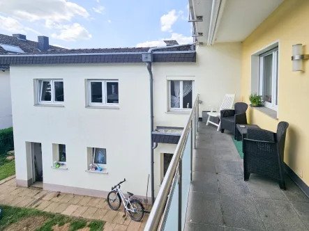 Balkon - Haus kaufen in Sankt Augustin - Großes Wohnhaus mit neuerem Anbau, Balkon + 7 Zimmern St. Augustin