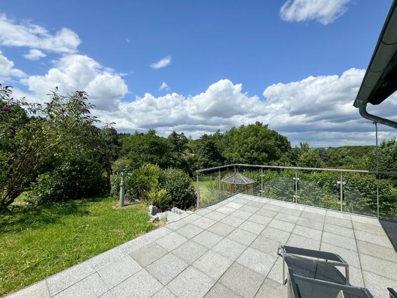 Terrasse mit Aussicht - Haus kaufen in Königswinter - Geräumige Doppelhaushälfte mit Vollkeller und Garage direkt an der Natur von Ittenbach!