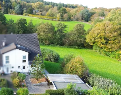 Frontansicht - Haus kaufen in Königswinter - Geräumige Doppelhaushälfte mit Vollkeller und Garage direkt an der Natur von Ittenbach!