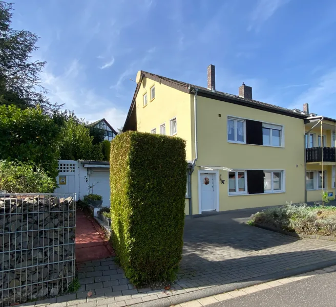 Frontansicht - Haus kaufen in Königswinter - Gepflegtes Landhaus in sehr guter Wohnlage im Siebengebirge