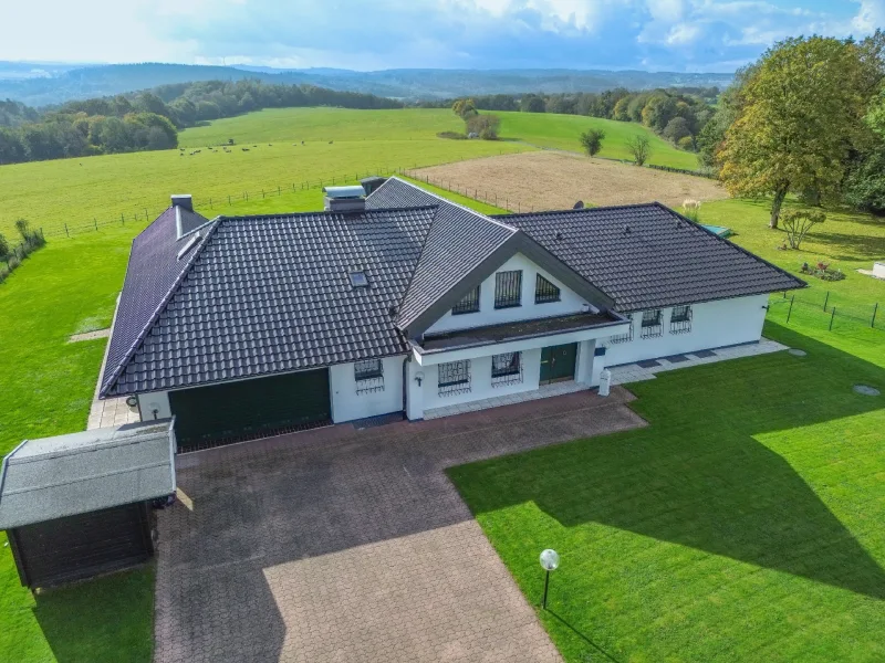 Drohnenansicht - Haus kaufen in Flammersfeld - Exklusive, ehemalige Unternehmer-Villa mit atemberaubender Aussicht zwischen Köln und Frankfurt!