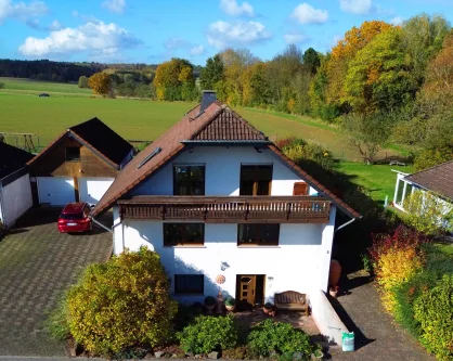 Frontansicht - Haus kaufen in Dierdorf - EFH mit gewerblich nutzbarer ELW in Aussichtslage von DierdorfWohnen und Arbeiten unter einem Dach!