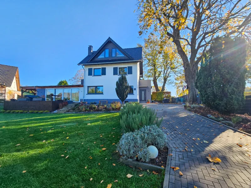 Frontansicht - Haus kaufen in Bad Honnef - Frisch renoviertes Landhaus mit Fernblick auf schönem Areal in Höhenlage. Ca. 3 Min. A3 Bad Honnef.